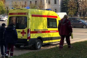 Мужчину и женщину госпитализировали с ожогами после пожара в многоквартирном доме в Кировской области