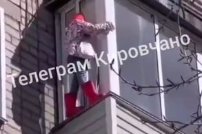 В Кирове спасли девочку, которая вылезла на карниз балкона